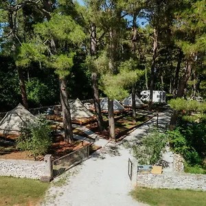 https://camp-dvor-bell-tent-accommodation.in-istria.net